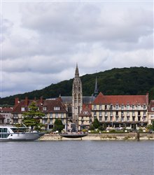 Caudebec-en-Caux, vue de la rive gauche de la Seine. - Rives-en-Seine